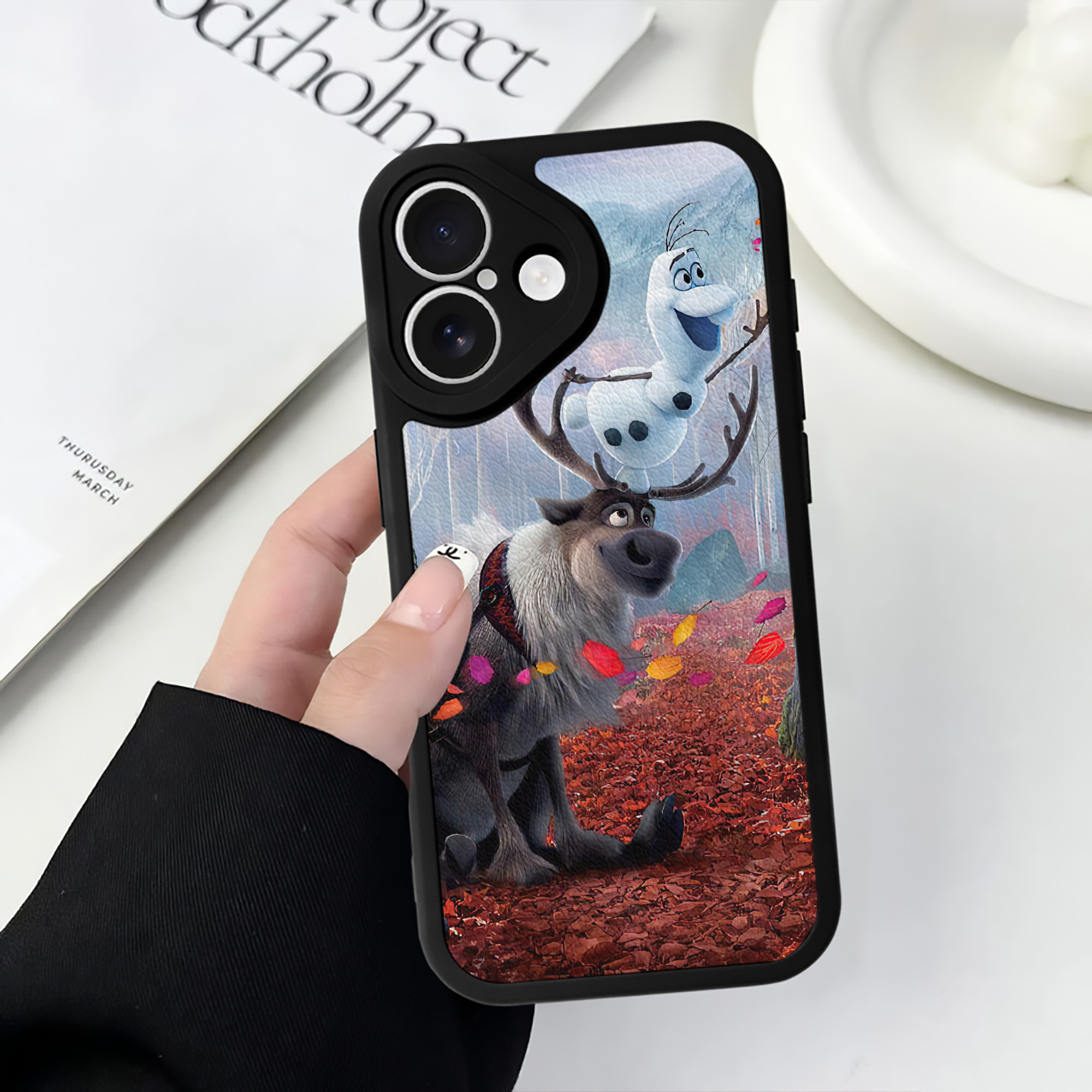 （画像用） アナと雪の女王 アンナ エルサ Frozen Anna Elsa 【iPhone 16シリーズ対応】シリコンスマホケース（レザー調） 材質：シリコン